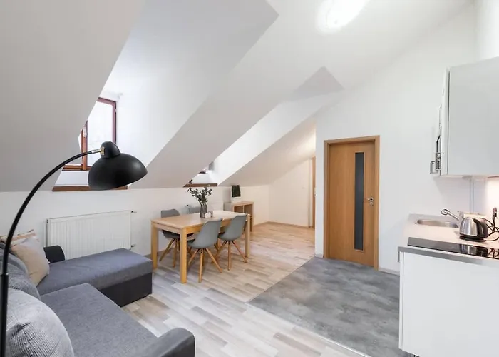 Elegant 4-Guest Retreat Near Old Town