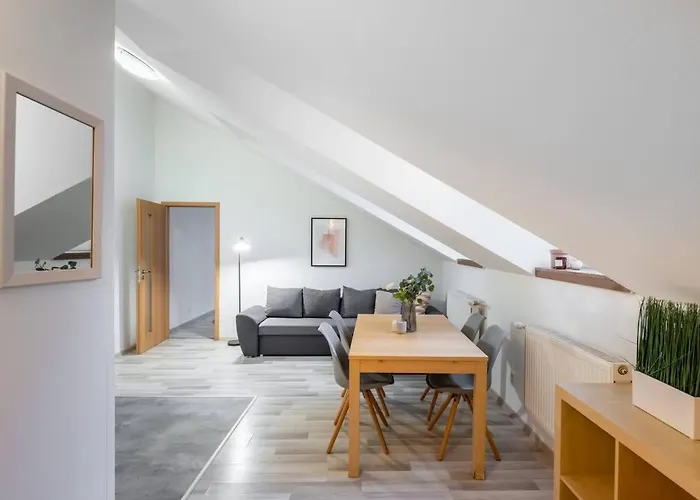 Elegant 4-Guest Retreat Near Old Town