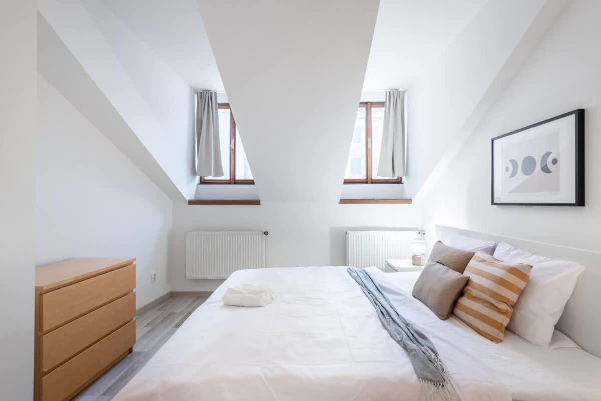 Elegant 4-guest Retreat Near Old Town Апартаменти Прага