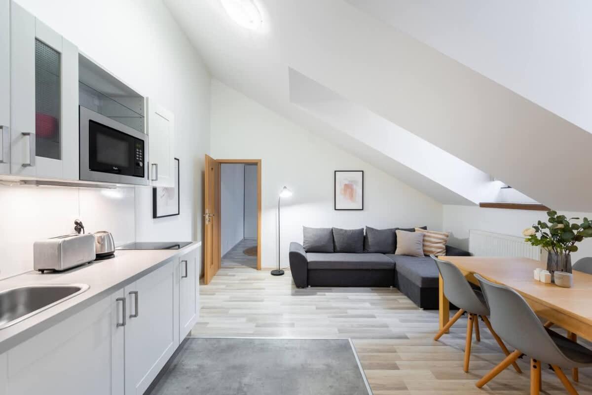 Апартаменти Elegant 4-guest Retreat Near Old Town