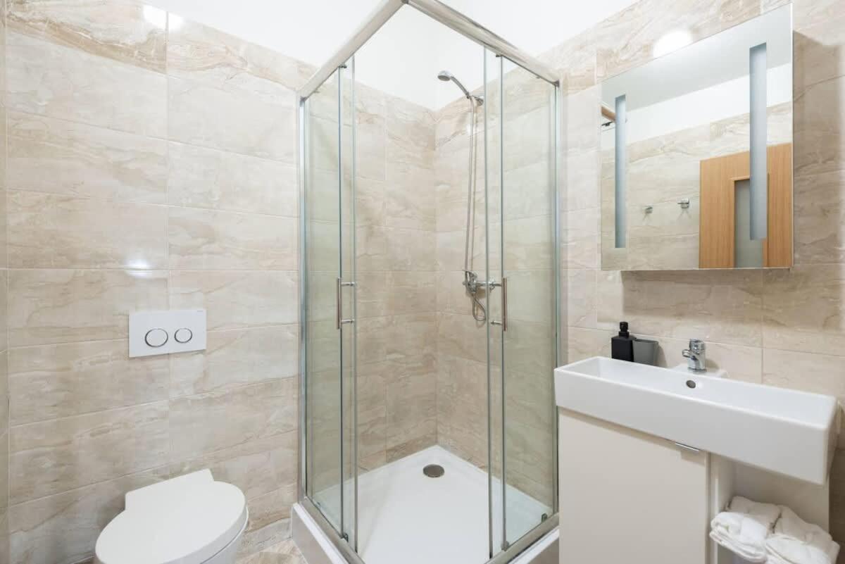 Elegant 4-guest Retreat Near Old Town Апартаменти